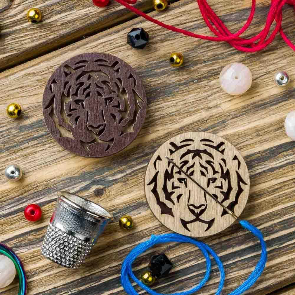 Needle Minder - Design a bobina per punto croce, cucito, ricamo e cucito, accessori artigianali, smalto e magnetico Needle Minder - Design a bobina per punto croce, cucito, ricamo e cucito, accessori artigianali, smalto e magnetico