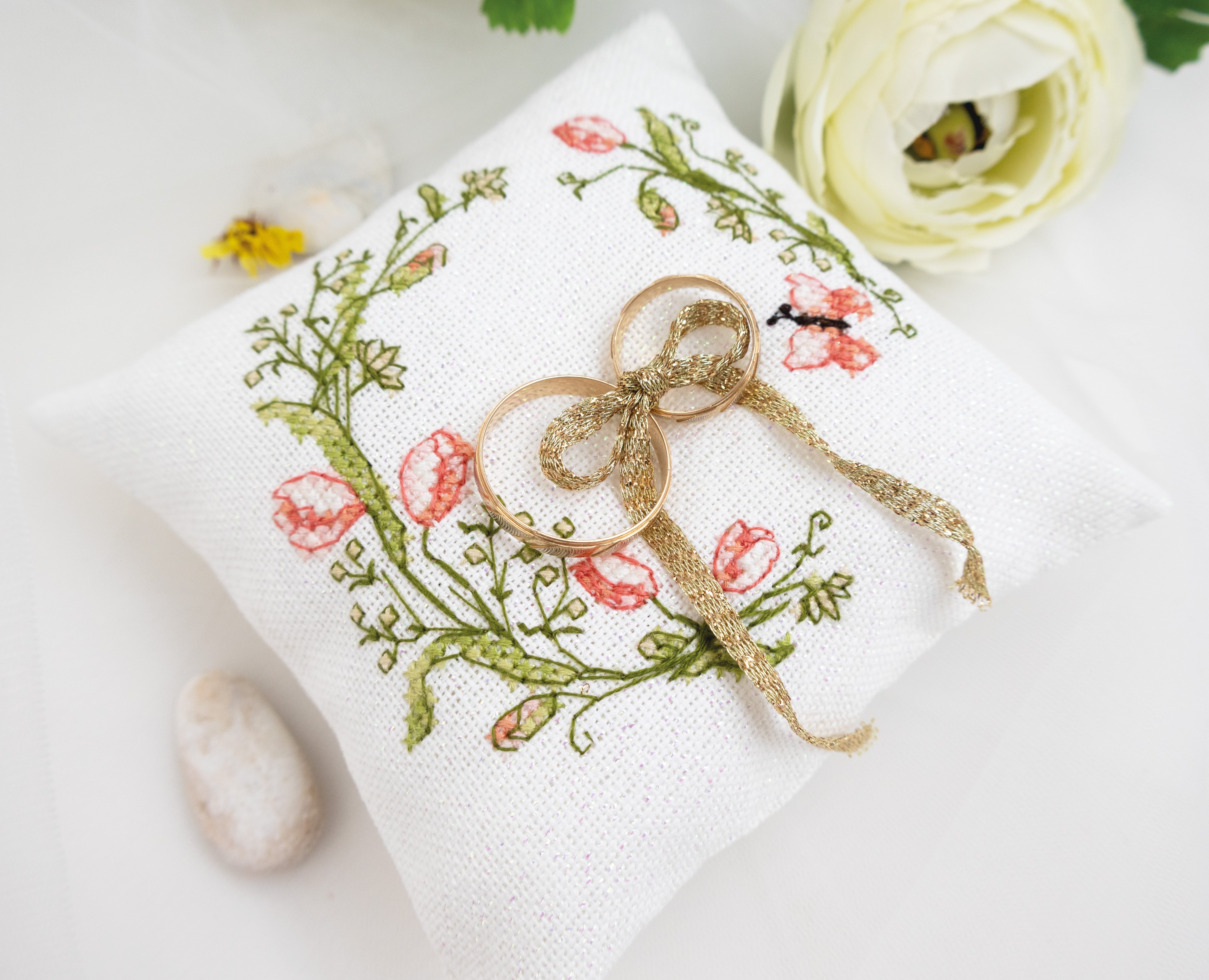 Kit Broderie Point De Croix 'Sous Le Rosier' - 18x26,5 Cm Kit Broderie Point De Croix 'Sous Le Rosier' - 18x26,5 Cm